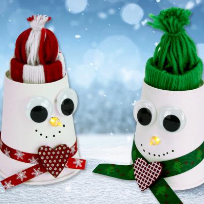 Découvrez aujourd'hui une activité de Noël 2-en-1 à faire avec les enfants :
- fabriquer un bonhomme de neige lumineux avec un gobelet en carton et une bougie LED
- confectionner des petits bonnets en laine tout mignons
Un bricolage faci