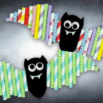 Un petit bricolage facile et rapide pour Halloween ça vous tente ? Alors prenez un peu de papier, des pailles en carton, colle et ciseaux afin de fabriquer des chauves-souris colorées. Les enfants vont adorer cette activité !
ASTUCE : Pour téléch