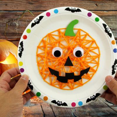 Découvrez un bricolage original et amusant pour Halloween.
Les enfants vont fabriquer une jolie citrouille avec une assiette en carton et de la laine et la décorer à l'aide de gommettes et stickers.
En brodant sur l'assiette avec de la