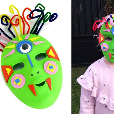 Dans cette activité d'Halloween les enfants s'amuseront à transformer un simple masque blanc en un masque terrifiant (mais pas trop) et coloré pour aller récolter les bonbons le 31 octobre ! Une activité simple et amusante qui ne nécessite que trè