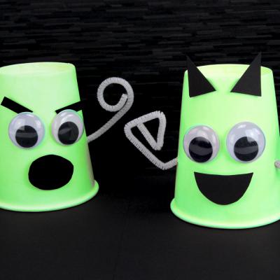 Une activité facile pour Halloween qui permettra aux enfants de fabriquer des petits fantômes en utilisant des gobelets en carton et de la peinture phosphorescente. Ce bricolage amusant permettra de fabriquer des décorations d'Halloween originales qui
