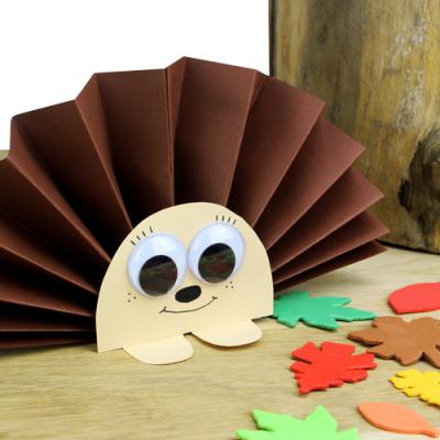 Découvrez un bricolage facile qui permettra aux enfants de fabriquer des hérissons tout mignons à l'aide de quelques feuilles de papier !