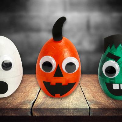 Pour Halloween nous allons fabriquer des monstres rigolos qui brillent dans le noir. Les enfants vont adorer détourner les oeufs en plastique, habituellement utilisés pour Pâques, afin de leur donner vie à travers citrouilles, fantômes et autres monstres