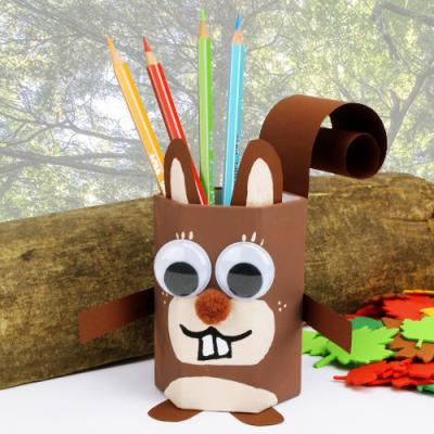 Découvrez un bricolage facile qui permettra aux enfants de transformer un simple pot à crayons en écureuil à l'aide de peinture et de papier ! Un bricolage idéal pour l'automne, à réaliser en classe ou à la maison !