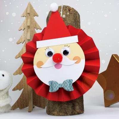 Cette activité de Noël permettra aux enfants de fabriquer un joli Père Noël en papier, tout rond et tout mignon.
Un bricolage facile qui permettra aux enfants d'allier découpage, pliage et collage !
