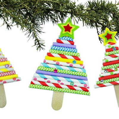 Découvrez une activité facile qui permettra aux enfants de fabriquer des petits sapins à accrocher dans le grand sapin de Noël ! Et tout cela en utilisant simplement des bâtonnets en bois et des pailles en carton.
Un bricolage de Noël simple, amu