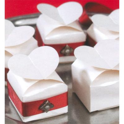 Set cde 12 boîtes à dragées en carte blanche nacrée et fermeture en forme de cœur.Contenance : une dizaine de dragées Cette boîte est idéale pour organiser un mariage, un baptême ou tout autre événement familial... IDEE DECO : Coller sur les côtés du ruba