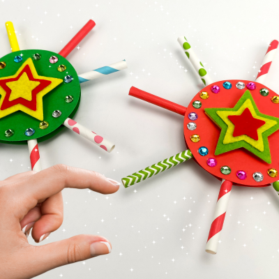 Nous revoilà avec une idée créative facile et originale qui vous permettra de fabriquer des étoiles étincelantes à accrocher dans le sapin de Noël. Ce petit bricolage mêlant découpage et collage pourra être réalisé avec des enfants à partir de 5 ans. Alor