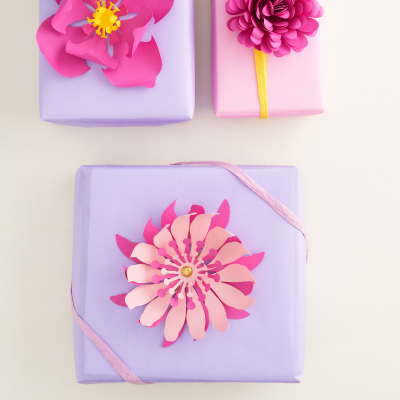 Boite à gros mots décorée de fleurs gommettes
