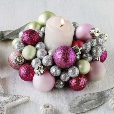 Un pas-à-pas pour vous apprendre à créer un bougeoir DIY qui brille. Il est rapide à faire pour les plus grands et rendra vraiment bien sur votre table de Noël.
