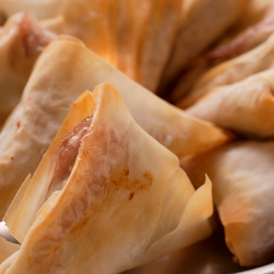 Tout le monde connaît les feuilles de bricks ou feuille de pâte filo. Les feuilles de brick permettent de réaliser une cuisine équilibrée, variée et surtout ultra rapide à faire. Ces recettes à base de brick sont idéales pour les parents pressés