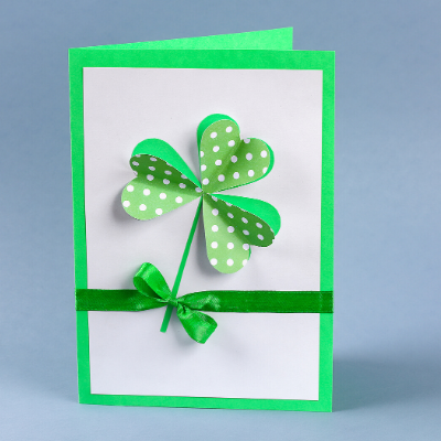 Une carte de la Saint à Patrick décorée d'un trèfle à fabriquer avec les enfants.
