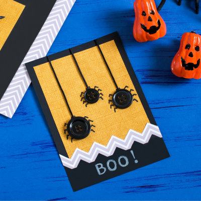Voici une carte d' Halloween à fabriquer facilement pour inviter les copains à une fête d' Halloween ou souhaiter un Joyeux Halloween à vos proches.