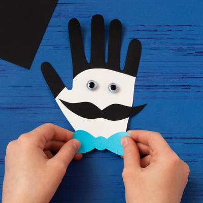 Comment une carte pour la Fête des pères en forme de main ? Découvrez comment faire notre carte Monsieur Papa en forme de main en suivant notre pas-à-pas