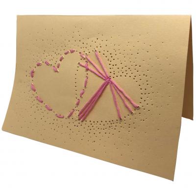 Cette jolie carte de saint valentin piquée avec des coeurs sera parfaite pour etre offerte avec beaucoup d'amour. Il suffira d'ajouter un joli mot à l'intérieur avant de l'offrir à son amoureux ou son amoureuse. copie