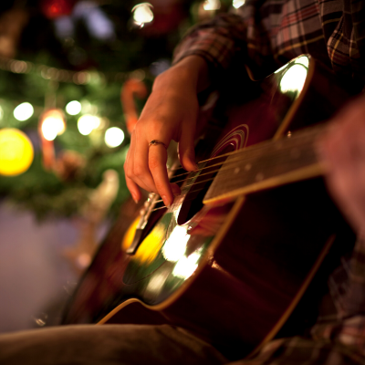 Choisissez une chanson de Noël ou un chant de Noël parmi nos chansons de noel classiques comme « Petit papa noel », « Vive le vent », « Mon beau sapin » ou encore « Jingle Bells » et d’autres plus originales. Quelle chanson de noël aura votre préférence