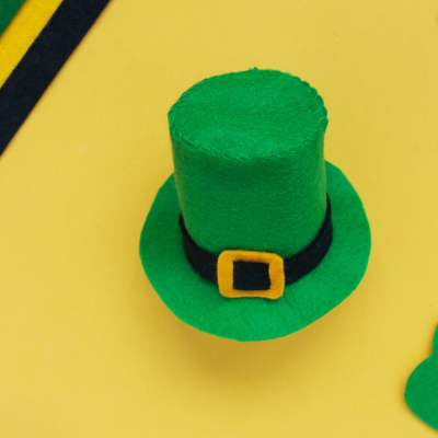 Voici un tuto pour fabriquer un chapeau de Leprechaun en feutrine facilement.