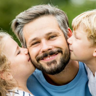 Avec ces modèles de citation gratuites, vous pourrez les recopier dans une jolie carte de Fête des pères pour l'offrir le jour J. Pour souhaiter une bonne fête aux papas ou tout simplement dire des mots doux ces citations seront parfaites. Vous pourrez mê