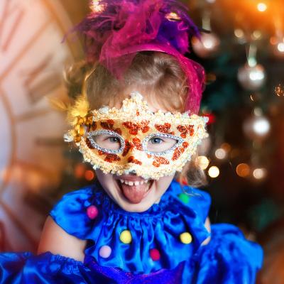 Attache pour masque à imprimer.Les masques en papier, les masques imprimés c'est bien, mais pouvoir les attacher et les porter sur la tête c'est encore mieux ! Cette page vous propose une série d'attaches pour masques : des jeux de bandes de différen