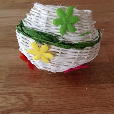 Une activité manuelle à faire avec les enfants pour réaliser un panier en osier en rotin. Ce panier sera idéal pour la chasse aux œufs de paques ou en décoration pour votre table ou la maison. Un bricolage pour apprendre à tresser un joli panier en osier