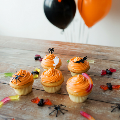 La fête d'Halloween est très populaire aux Etats-Unis avec des maisons décorées intégralement et des costumes très sophistiqués. En France, l'événement est de plus en plus populaire : décoration de la maison, cuisine, maquillage, déguisement. On vous dit