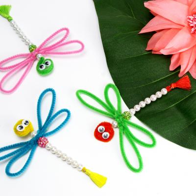 Une activité de printemps qui vous permettra de créer une jolie libellule en perles et chenilles. Elles sont vraiment jolies avec toutes leurs couleurs et leurs petits yeux mobiles ! Les enfants adoreront en mettre dans la maison.