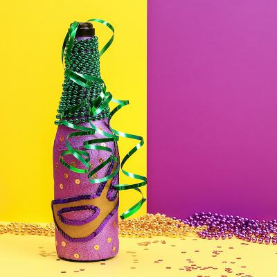 Décorer et cutomiser une bouteille sur le thème du Carnaval. Activité simple à faire et qui fera toute la différence sur une table décorée sur le thème du Carnaval.