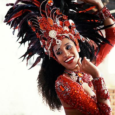 Le carnaval de Rio commence avec le couronnement du Roi Momo qui est suivi par les démonstrations et défilés des écoles de samba. Durant deux jours la compétition est vive entre les écoles pour gagner une place dans les 12 meilleurs.