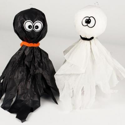 Créez vos décorations d'Halloween pour transformer votre maison en manoir hanté pour halloween. Cette decoration a suspendre pour halloween a la forme d'un fantome et sera parfaite pour accueillir les enfants à halloween lors de la chasse aux bonbons. C'e