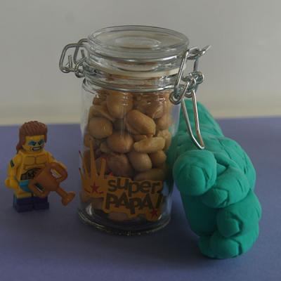 Une idée d'activité enfants pour bricoler un décapsuleur hulk pour fête des pères