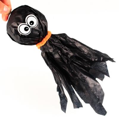 Créez vos décorations d'Halloween pour transformer votre maison en manoir hanté pour halloween. Cette decoration a suspendre pour halloween a la forme d'un fantome et sera parfaite pour accueillir les enfants à halloween lors de la chasse aux bonbons. C'e