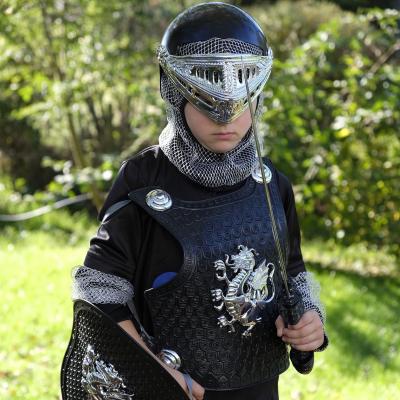 Des idées de bricolages pour préparer un déguisement de soldat. Des bricolages faciles pour préparer un déguisement de soldat ou un accessoire pour compléter un déguisement de soldat. Retrouvez des bricolages de chapeaux et autres accessoires pour
