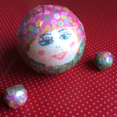 Un tutoriel pour décorer des boules de sapin de Noël avec les plus petits