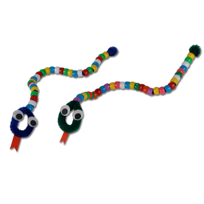 Activité de bricolage pour réaliser des serpents en perles