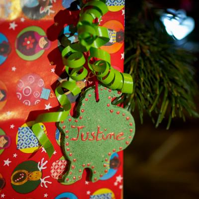 Fabriquer des étiquettes cadeaux de Noël avec de la pâte à Sel