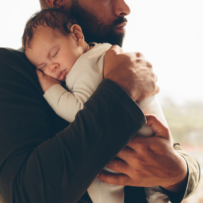 Ca y est, l’annonce vous a été faite, vous ne ressentez aucune complication hormonale, mais vous aussi vous allez avoir un bébé et devenir père. Devenir père de son béb