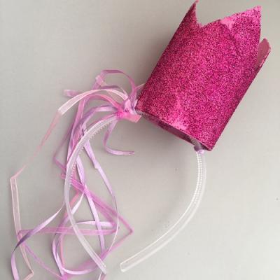 Une activité pour réaliser étape par étape une couronne de princesse en rouleau de carton récupéré. Cette jolie couronne rose pailletée et montée sur un serre-tête accompagnera parfaitement un déguisement de fille ou princesse. Une activité de bricolage p