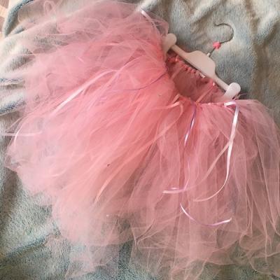 Une activité manuelle pour les enfants pour apprendre à réaliser un tutu. Un bricolage facile, à la portée de tous les enfants. Économique, le tutu est fait entièrement avec de la tulle. Cette activité est idéale pour réaliser un déguisement de fée. Un tu