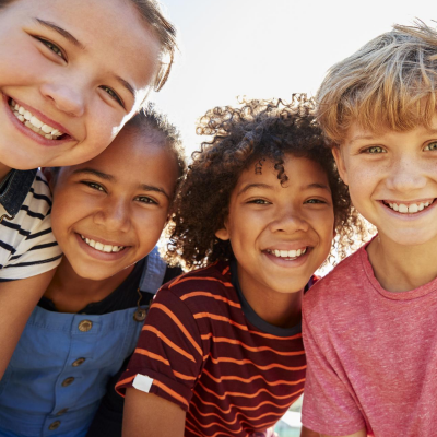 Le droit d'exister des enfants en tant que personne et en tant qu'enfant est affirmé par la convention internationale des droits de l'enfant. Sans ce droit à exister beaucoup d'autres droits ne pourraient pas s'appliquer. Il est fondamental et il prend ef