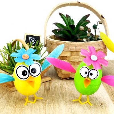 Un poussin de Pâques DIY très coloré fait à partir d'un oeuf en polystyrène, c'est une activité parfaite pour Pâques ! Découvrez comment réaliser ces jolis petits poussins très drôles afin de décorer votre maison pour Pâques.