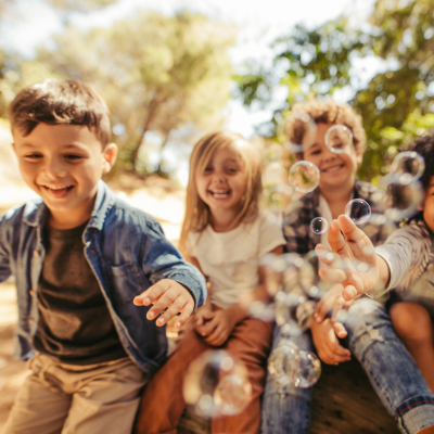 enfant - mot du glossaire Tête à modeler. Définition et activités associées au mot enfant.