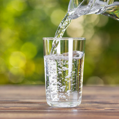 eau - mot du glossaire Tête à modeler. L'eau est un liquide incolore ... Définition et activités associées au mot eau.