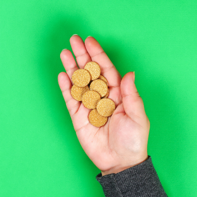 Fabriquer des fausses pièces d'or peut être simple et très rapide quand on a un peu de papier doré. Retrouvez notre tuto !