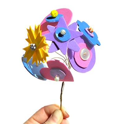 Bricolage de fleurs en plastique à fabriquer en recyclant les emballages alimentaires et ménager. Les fleurs sont à faire avec les enfants qui pourront ainsi les offrir à leur maman le jour de la fête des mères. Ces bricolages de fleurs sont à réaliser en