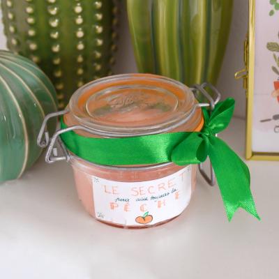 Comment faire un gommage DIY à la maison avec les enfants ? Découvrez notre recette facile et rapide qui est parfaite à faire avec les enfants et qui sera un cadeau original à offrir pour la Fête des mères, la Fêtes des pères, pour la maitresse ou