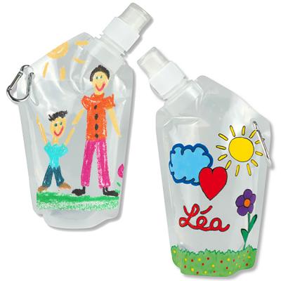 Une gourde c’est toujours pratique pour l’hydratation l’enfant en plein air, pour les sorties et pour les jeux d’extérieur. Voici une idée de gourde à personnaliser avec ses propres créations ! Cette gourde est entièrement à personnaliser avec des marqueu