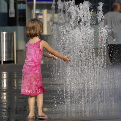 La canicule qui s'installe en France est un vrai danger de l'été pour les enfants On l'oublie souvent mais l'un des dangers de l'été est tout simplement la chaleur, la canicule et avec elles les coups de chaleur, les insolations, la déshydratation. Retrou