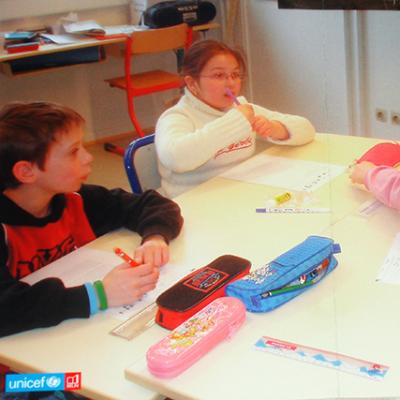 Le droit à l'école primaire gratuite et obligatoire