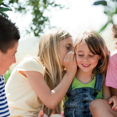 Retrouvez les règles du jeu du téléphone arabe et des exemples de phrases à prononcer classés par niveau de difficulté et par tranche d'âge. Un jeu très amusant à faire avec les enfants, il n'y a ni perdant, ni gagnant !