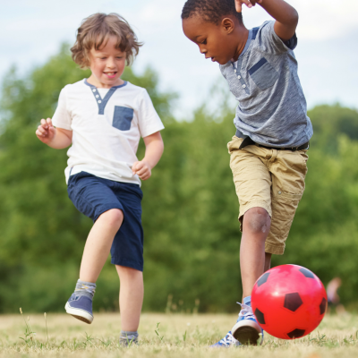 Les jeux de courses sont très populaires auprès des enfants. Ce sont souvent des jeux de plein air souvent collectifs où ils peuvent se dépenser dans la bonne humeur. Retrouvez toutes nos idées de jeux de courses, de relais ou de rapidité pour animer un g
